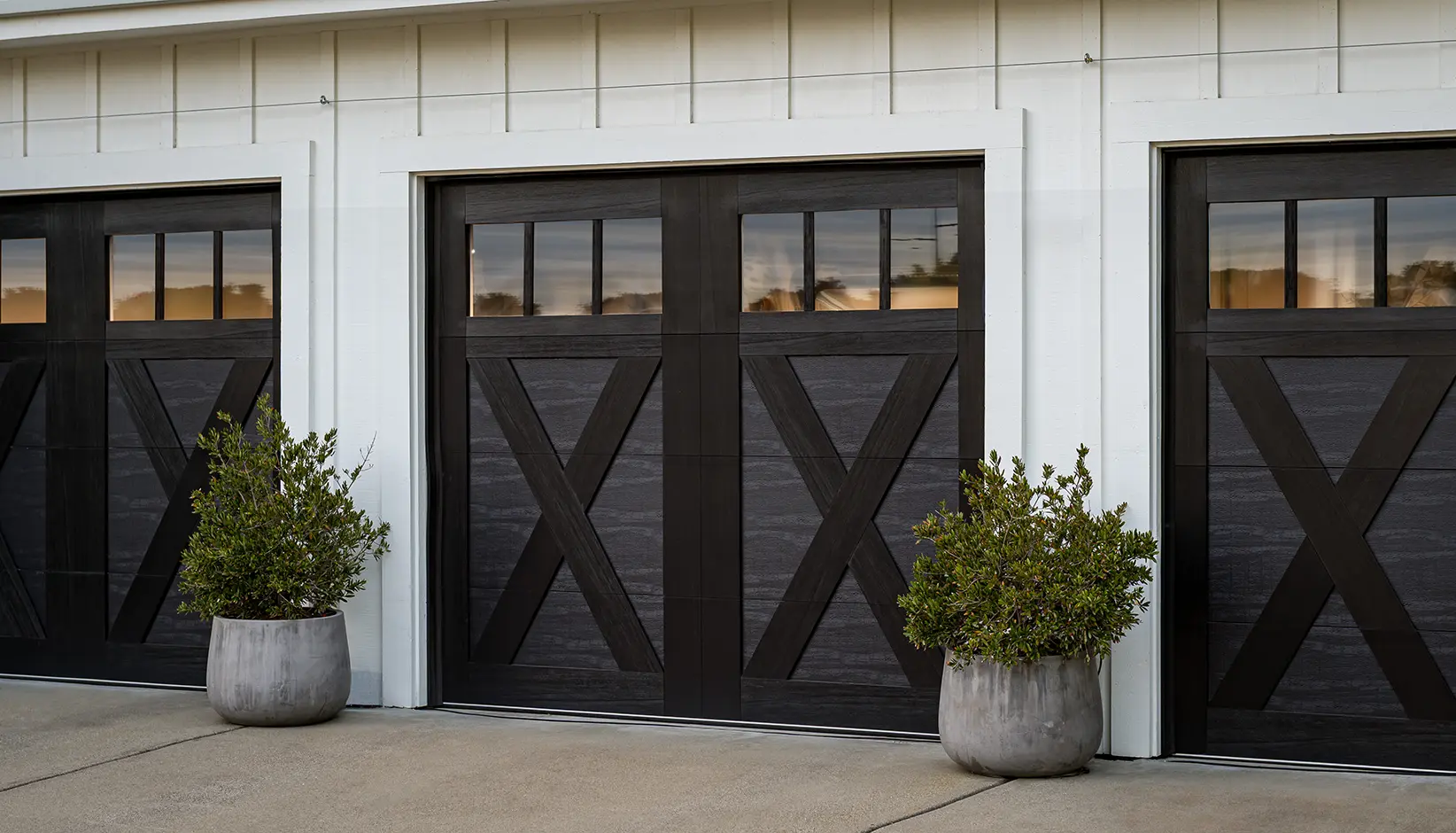 Canyon Ridge® 4-Layer garage door in Design 21 with REC13 windows in Black