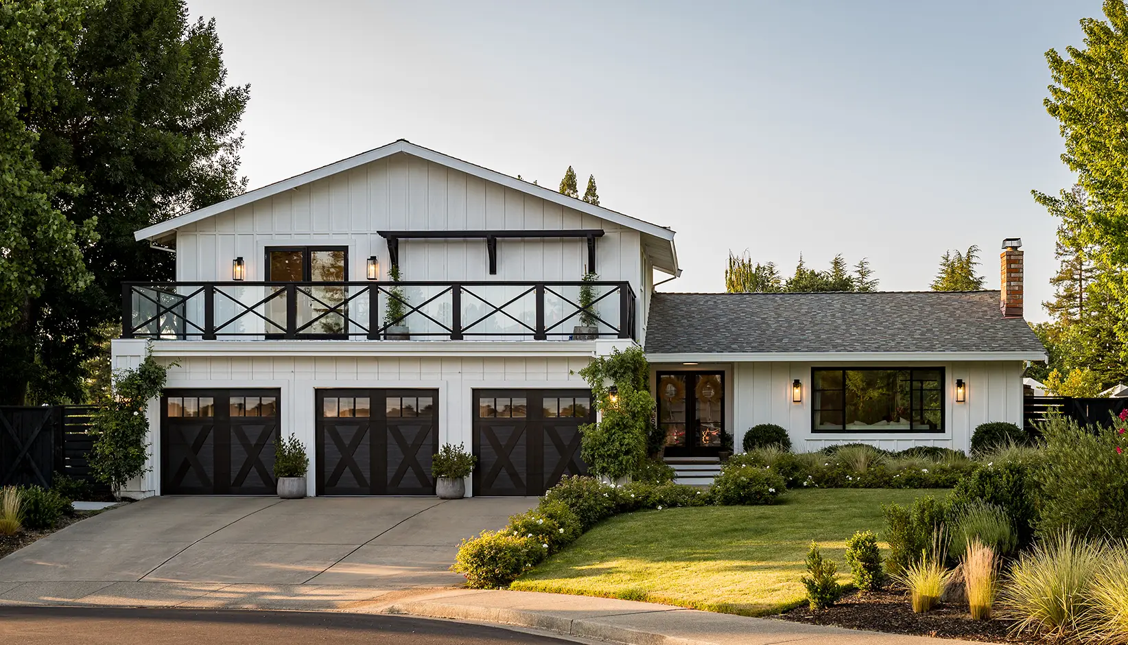Canyon Ridge® 4-Layer garage door in Design 21 with REC13 windows in Black